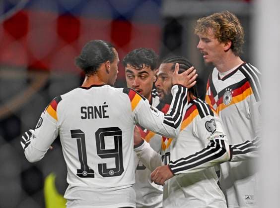 17.11.2025, Fussball WM-Qualifikation Europa 2025 26, 10.Spieltag, Deutschland - Slowakei, in der Red-Bull-Arena Leipzig (Deutschland). v.l. Leroy Sane (Deutschland) Aleksandar Pavlovic (Deutschland), Serge Gnabry (Deutschland) und Nick Woltemade (Deutschland) jubeln.