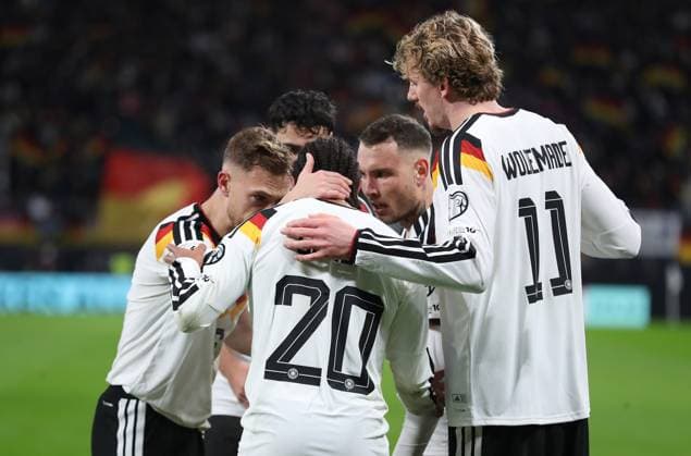 17.11.2025, xtgx, Fussball WM-Qualifikation 2026, Deutschland - Slowakei v.l. Nick Woltermade (Deutsche Fussball Nationalmannschaft DFB), Serge Gnabry (Deutsche Fussball Nationalmannschaft DFB), celebrate the goal, Der Torjubel zum 2:0 (DFL DFB REGULATIONS PROHIBIT ANY USE OF PHOTOGRAPHS as IMAGE SEQUENCES and or QUASI-VIDEO) Leipzig