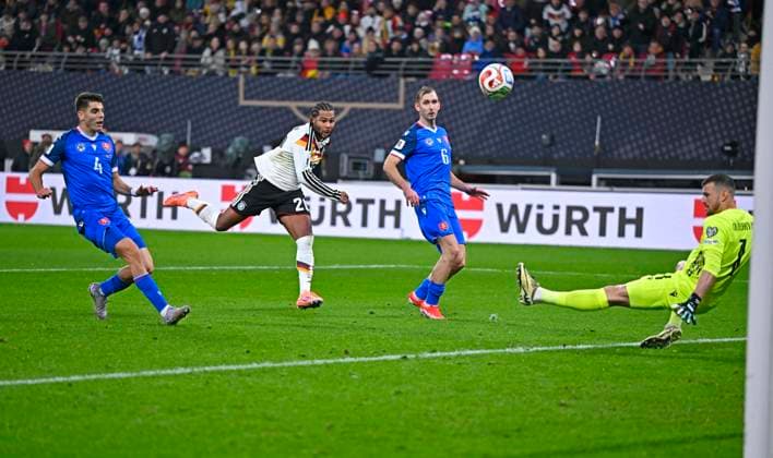 17.11.2025, Fussball WM-Qualifikation Europa 2025 26, 10.Spieltag, Deutschland - Slowakei, in der Red-Bull-Arena Leipzig (Deutschland). Serge Gnabry (Deutschland) gegen Towart Martin Dubravka (Slowakei)