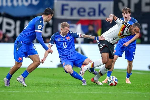 17.11.2025, Fußball, Länderspiel, WM-Qualifikation Europa, Deutschland - Slowakei, Red Bull Arena (Leipzig), 10. Spieltag, Saison 2025 2026: Jonathan Tah (GER 04) im Zweikampf gegen Ondrej Duda (SLK 08)Leo Sauer (SLK 07) Regulations prohibit any use of photographs as image sequences and or quasi-video. Sachsen Deutschland