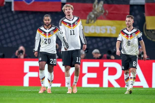 17.11.2025, Fußball, Länderspiel, WM-Qualifikation Europa, Deutschland - Slowakei, Red Bull Arena (Leipzig), 10. Spieltag, Saison 2025 2026: Torjubel nach dem Tor zum 2:0 durch Torschütze Serge Gnabry (GER 20) zusammen mit Nick Woltemade (GER 11) Regulations prohibit any use of photographs as image sequences and or quasi-video. Sachsen Deutschland