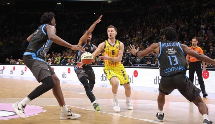 Great Osobor, Chris Carter, Martin Hermannsson am Ball, Keith Braxton JR Basketball BBL Pokal Herren Viertelfinale Saison 2025 2026 17.11.2025 ALBA Berlin vs Science City Jena