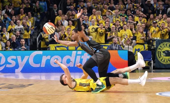 Martin Hermannsson, Eric Washington Zweikampf Spielszene Aktion Basketball BBL Pokal Herren Viertelfinale Saison 2025 2026 17.11.2025 ALBA Berlin vs Science City Jena