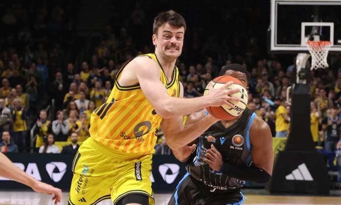 Jonas Mattisseck am Ball, Eric Washington Zweikampf Spielszene Aktion Basketball BBL Pokal Herren Viertelfinale Saison 2025 2026 17.11.2025 ALBA Berlin vs Science City Jena