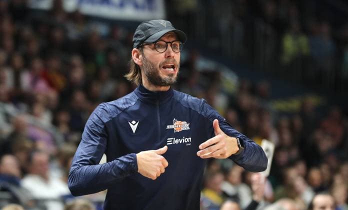 Trainer Björn Harmsen zeigend, gestikulierend Aktion Oberkörper Basketball BBL Pokal Herren Viertelfinale Saison 2025 2026 17.11.2025 ALBA Berlin vs Science City Jena