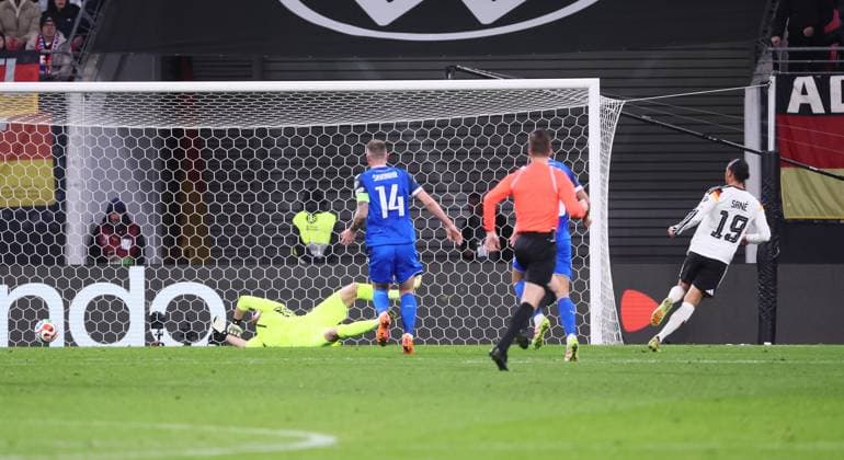 Leipzig, 17.11.2025, Red Bull Arena, Fussball, WM Qualifikation , BR Deutschland vs. Slowakei , Im Bild; Tor für Deutschland. Leroy Sane ( 19, DEU) trifft zum 3:0. ,