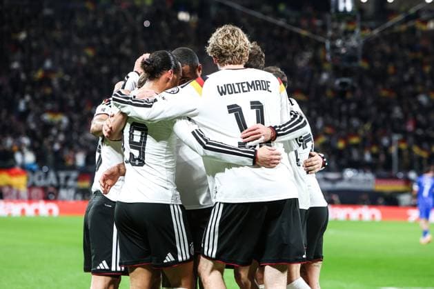Fussball, UEFA European Qualifiers WM Qualifikation Europa Gruppe A - 10. Spieltag Deutschland - Slowakei 17.11.2025, Red Bull Arena Torjubel Deutschland nach dem Tor zum 3-0 durch Leroy Sane (Deutschland, 19) die Spieler freuen sich Leipzig Red Bull Arena Sachsen Deutschland