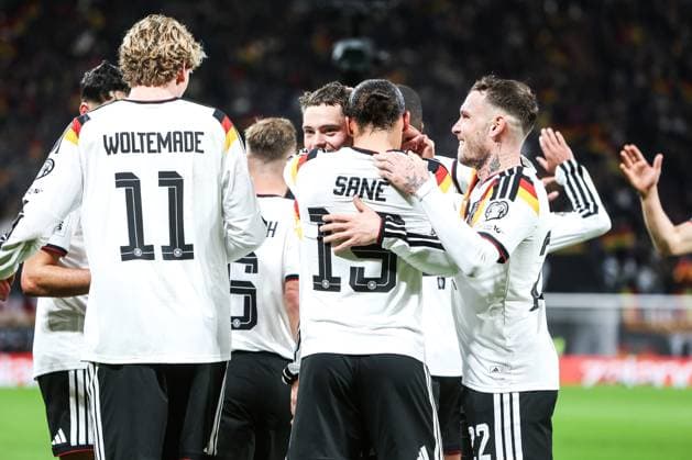 Fussball, UEFA European Qualifiers WM Qualifikation Europa Gruppe A - 10. Spieltag Deutschland - Slowakei 17.11.2025, Red Bull Arena Torjubel Deutschland nach dem Tor zum 3-0 durch Leroy Sane (Deutschland, 19) die Spieler freuen sich Leipzig Red Bull Arena Sachsen Deutschland