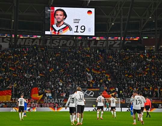 17.11.2025, Fussball WM-Qualifikation Europa 2025 26, 10.Spieltag, Deutschland - Slowakei, in der Red-Bull-Arena Leipzig (Deutschland). Leroy Sane (Deutschland) auf der Anzeigetafel.