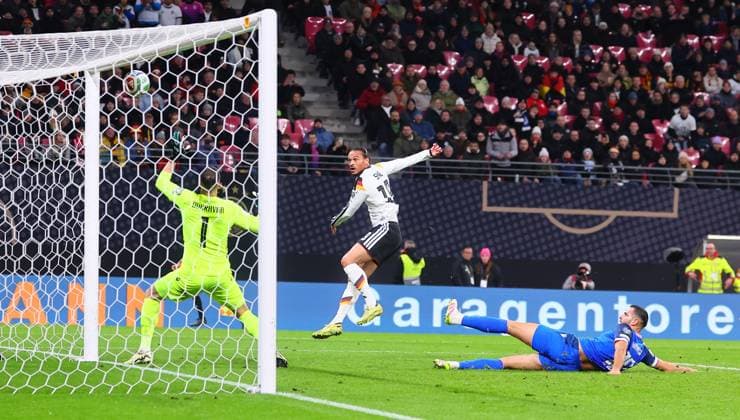 Deutschland - Slowakei WM Qualifikation Leipzig, 17.11.2025, Red Bull Arena, Fussball, WM Qualifikation , BR Deutschland (DEU) vs. Slowakei (SVK) , Tor für Deutschland zum 4:0. Im Bild: Torschütze Leroy Sane ( 19, DEU) trifft gegen Torwart Martin Dubravka ( 1, SVK) ,