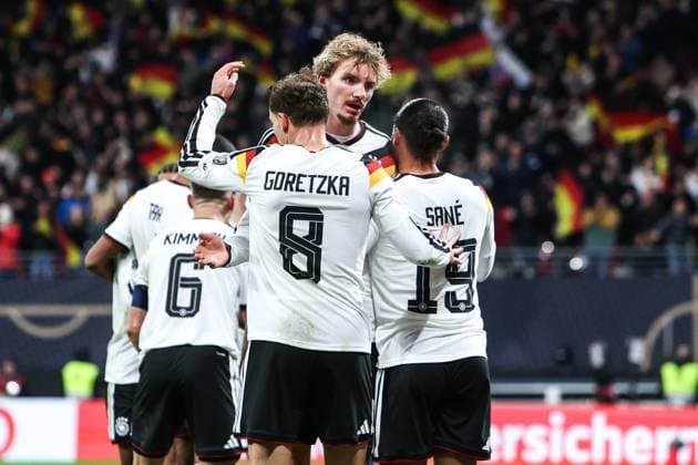 Fussball, UEFA European Qualifiers WM Qualifikation Europa Gruppe A - 10. Spieltag Deutschland - Slowakei 17.11.2025, Red Bull Arena Torjubel Deutschland nach dem Tor zum 4-0 druch Leroy Sane (Deutschland, 19) die Spieler freuen sich Leipzig Red Bull Arena Sachsen Deutschland
