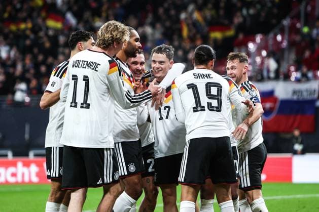 Fussball, UEFA European Qualifiers WM Qualifikation Europa Gruppe A - 10. Spieltag Deutschland - Slowakei 17.11.2025, Red Bull Arena Torjubel Deutschland nach dem Tor zum 4-0 druch Leroy Sane (Deutschland, 19) die Spieler freuen sich Leipzig Red Bull Arena Sachsen Deutschland