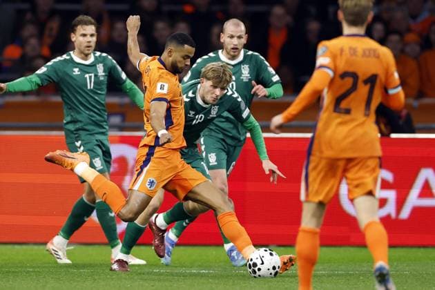 AMSTERDAM (l-r) Cody Gakpo of the Netherlands, Vilius Armalas of Lithuania during the World Cup qualifying match between the Netherlands and Lithuania at the Johan Cruijff ArenA on November 17, 2025, in Amsterdam, Netherlands. ANP MAURICE VAN STEEN FIFA 2026 World Cup Qualifier 2025-2026 xVIxANPxSportx xxANPxIVx 542368829 originalFilename: 542368829.jpg