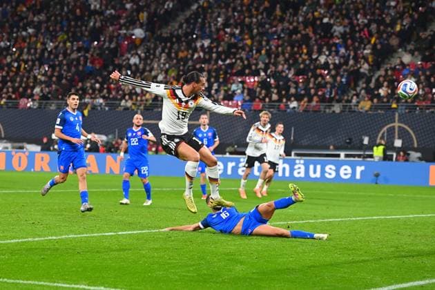 Tor Leroy SANE (GER) zum 4-0, Aktion.Torschuss gegen David HANCKO (SVK) Fussball Laenderspiel, WM Qualifikation Gruppe A Spieltag 06, Deutschland (GER) - Slowakei (SVK) am 17.11.2025, RED BULL ARENA