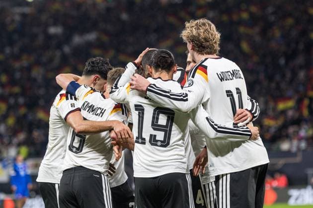 GER, UEFA-Qualifikation für die FIFA Fussball-Weltmeisterschaft 2026, Deutschland - Slowakei. 17.11.2025, Red Bull Arena - Zentralstation, Leipzig, GER, UEFA-Qualifikation für die FIFA Fussball-Weltmeisterschaft 2026, Deutschland - Slowakei. Leroy Sane (Deutschland 19) jubelt mit dem Team Â