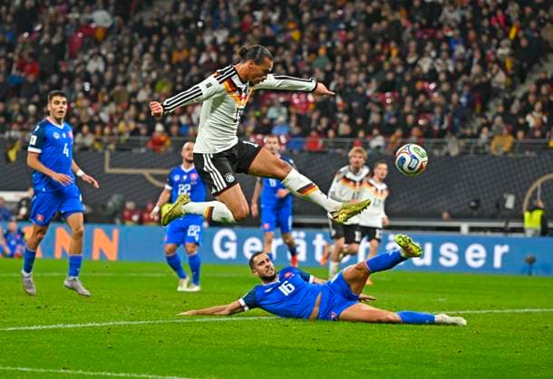 17.11.2025, Fussball WM-Qualifikation Europa 2025 26, 10.Spieltag, Deutschland - Slowakei, in der Red-Bull-Arena Leipzig (Deutschland). Leroy Sane (Deutschland) trifft hier zum 4:0. David Hancko (Slowakei)