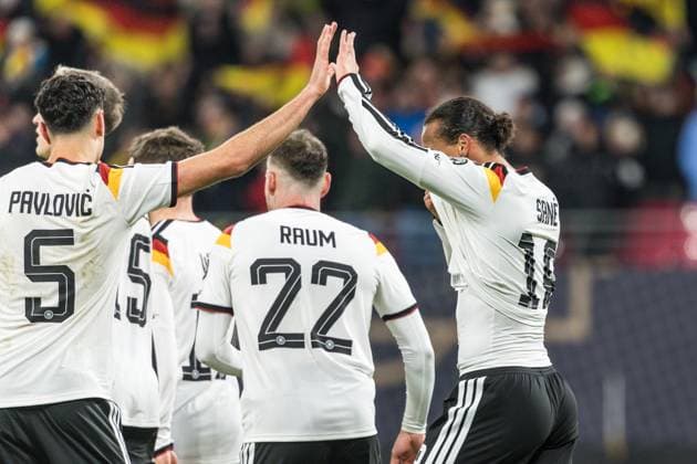 GER, UEFA-Qualifikation für die FIFA Fussball-Weltmeisterschaft 2026, Deutschland - Slowakei. 17.11.2025, Red Bull Arena - Zentralstation, Leipzig, GER, UEFA-Qualifikation für die FIFA Fussball-Weltmeisterschaft 2026, Deutschland - Slowakei. Leroy Sane (Deutschland 19) jubelt mit Aleksandar Pavlovic (Deutschland 5) Â