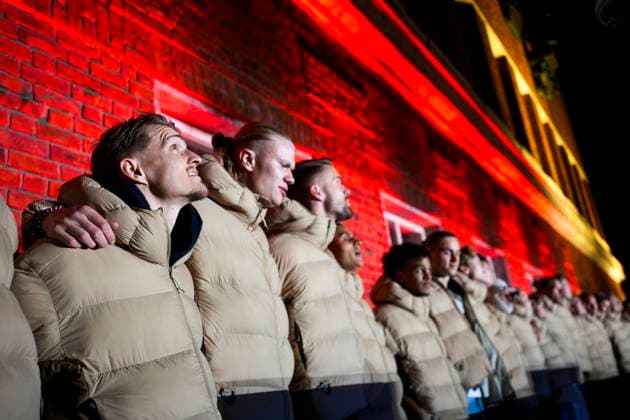 Folk festival with the national football team at Oslo City Hall Oslo 20251117 The Norwegian men s national football team with Martin odegaard and Erling Braut Haaland greet the people from the city hall balcony after the victory in the World Cup qualifying match in football between Norway and Italy at San Siro Photo Terje Pedersen NTB Oslo Norway EDITORIAL USE ONLY RESTRICTED USE FOR BETTING COMPANIES  Copyright: xTerjexPedersenx xNTBx