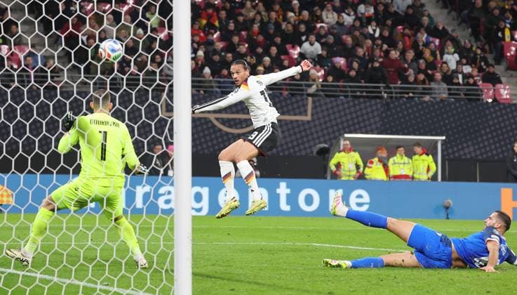 Leipzig , Fußball Länderspiel WM Qualifikation ( Europa ) , Deutschland vs. Slowakei , Tor zum 4 : 0 durch Leroy Sane ( Ger mitte )