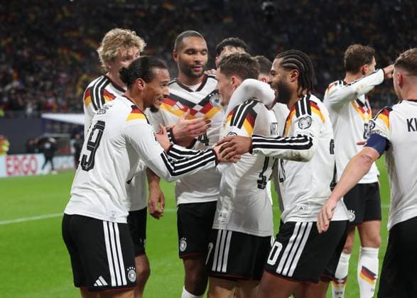 17.11.2025, xtgx, Fussball WM-Qualifikation 2026, Deutschland - Slowakei v.l. Martin Dubravka (Slowakei), Leroy Sane (Deutsche Fussball Nationalmannschaft DFB) celebrate the goal, Der Torjubel zum 4:0 (DFL DFB REGULATIONS PROHIBIT ANY USE OF PHOTOGRAPHS as IMAGE SEQUENCES and or QUASI-VIDEO) Leipzig