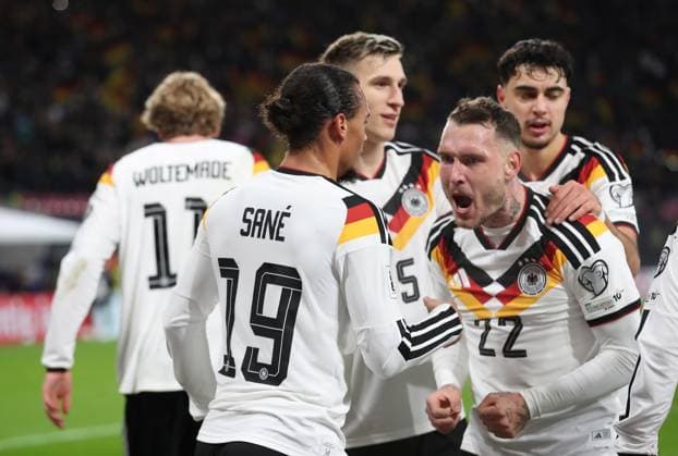 17.11.2025, xtgx, Fussball WM-Qualifikation 2026, Deutschland - Slowakei v.l. Martin Dubravka (Slowakei), Leroy Sane (Deutsche Fussball Nationalmannschaft DFB) celebrate the goal, Der Torjubel zum 4:0 (DFL DFB REGULATIONS PROHIBIT ANY USE OF PHOTOGRAPHS as IMAGE SEQUENCES and or QUASI-VIDEO) Leipzig