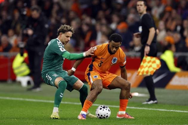 AMSTERDAM (l-r) Tomas Kalinauskas of Lithuania, Jurrien Timber of the Netherlands during the World Cup qualifying match between the Netherlands and Lithuania at the Johan Cruijff ArenA on November 17, 2025, in Amsterdam, Netherlands. ANP MAURICE VAN STEEN FIFA 2026 World Cup Qualifier 2025-2026 xVIxANPxSportx xxANPxIVx 542369206 originalFilename: 542369206.jpg