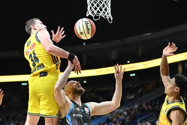 Robin Christen (Science City Jena, 8) und Justin Bean (ALBA Berlin, 34) GER, Alba Berlin gegen Science City Jena, Basketball, BBL Pokal, Saison 2025 2026, Viertefinale, 17.11.2025 GER, Alba Berlin gegen Science City Jena, Basketball, BBL Pokal, Saison 2025 2026, Viertefinale, 17.11.2025 Berlin Copyright: xEibner-Pressefoto RyanxSleimanx EP_RSN