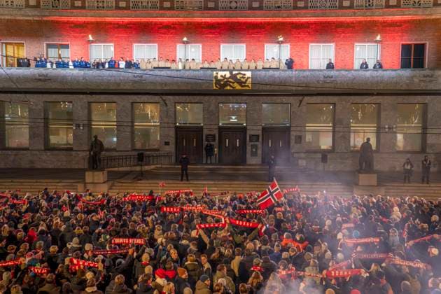 Folk festival after World Cup qualification Oslo 20251117 The Norwegian men s national football team greets the people from the balcony of the City Hall in Oslo after the victory in the World Cup qualifying match in football between Norway and Italy at San Siro Photo Heiko Junge NTB Oslo Norway EDITORIAL USE ONLY RESTRICTED USE FOR BETTING COMPANIES  Copyright: xHeikoxJungex xNTBx