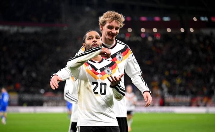 Fussball International Qualifikation WM 2026 in Leipzig Gruppe A 6. Spieltag Deutschland - Slowakei 17.11.2025 JUBEL Deutschland; v. li., Serge Gnabry nach dem Tor zum 2 - 0, mit Nick Woltemde