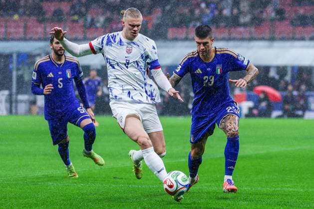 Italy v Norway, 2026 World Cup qualification, football Milano, Italy. 16th, November 2025. Erling Haaland of Norway competes for the ball with Gianluca Mancini of Italy during FIFA World Cup, WM, Weltmeisterschaft, Fussball 2026 qualifier football match between Italy and Norway at San Siro Stadium in Milan. Italy, Milan, Milan, San Siro Stadium  Copyright: xGonzalesxPhoto FCIx