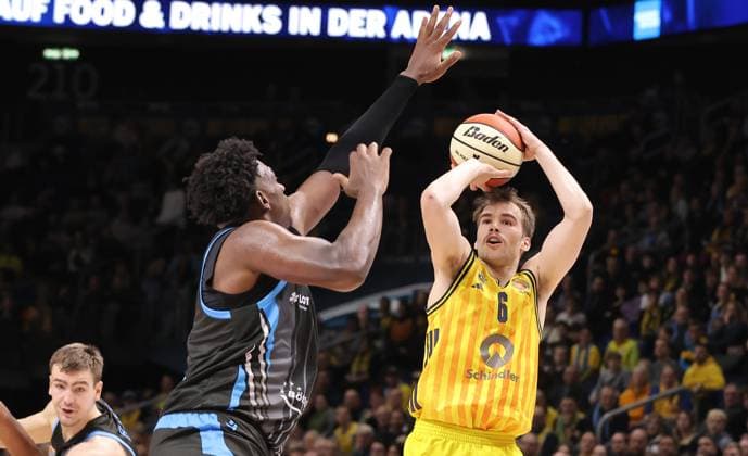 Great Osobor, Malte Delow am Ball Zweikampf Spielszene Aktion Basketball BBL Pokal Herren Viertelfinale Saison 2025 2026 17.11.2025 ALBA Berlin vs Science City Jena