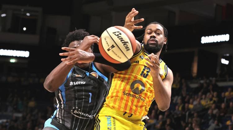 Great Osobor, J Wan Roberts Zweikampf Spielszene Aktion Basketball BBL Pokal Herren Viertelfinale Saison 2025 2026 17.11.2025 ALBA Berlin vs Science City Jena *** Great Osobor, J Wan Roberts duel Match scene Action Sport Basketball BBL Cup Mens quarter-final season 2025 2026 17 11 2025 ALBA Berlin vs Science City Jena