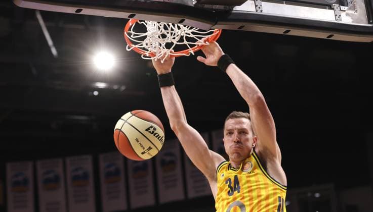 Justin Bean beim Dunkng Aktion Oberkörper Basketball BBL Pokal Herren Viertelfinale Saison 2025 2026 17.11.2025 ALBA Berlin vs Science City Jena