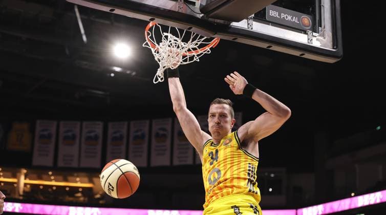 Justin Bean beim Dunkng Aktion Oberkörper Basketball BBL Pokal Herren Viertelfinale Saison 2025 2026 17.11.2025 ALBA Berlin vs Science City Jena
