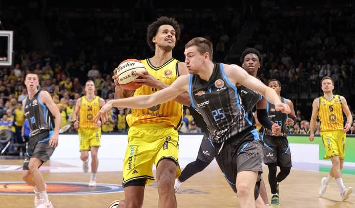 Norris Agbakoko am Ball, Lorenz Bank Zweikampf Spielszene Aktion Basketball BBL Pokal Herren Viertelfinale Saison 2025 2026 17.11.2025 ALBA Berlin vs Science City Jena