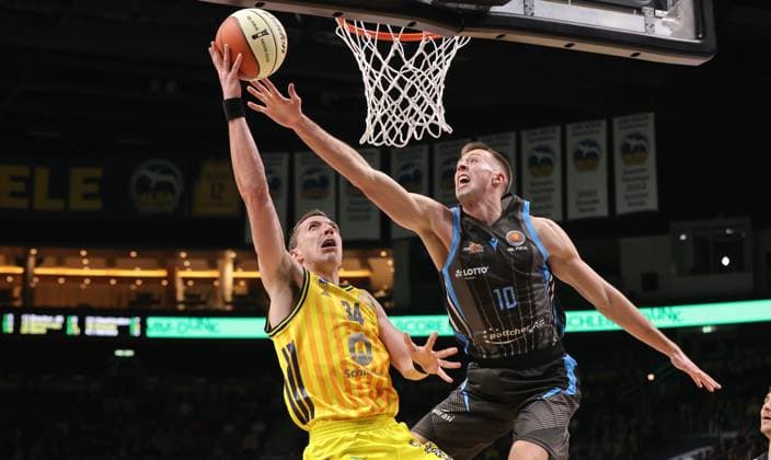 Justin Bean am Ball, Joe Wieskamp Zweikampf Spielszene Aktion Basketball BBL Pokal Herren Viertelfinale Saison 2025 2026 17.11.2025 ALBA Berlin vs Science City Jena