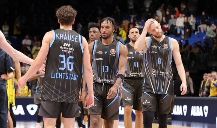 Kristofer Krause, Keith Braxton JR, Alex Herrera, Robin Christen enttäuscht nach Spielende Enttäuschung Basketball BBL Pokal Herren Viertelfinale Saison 2025 2026 17.11.2025 ALBA Berlin vs Science City Jena