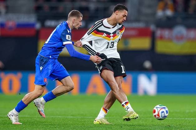 17.11.2025, Fußball, Länderspiel, WM-Qualifikation Europa, Deutschland - Slowakei, Red Bull Arena (Leipzig), 10. Spieltag, Saison 2025 2026: Felix Nmecha (GER 13) im Zweikampf Regulations prohibit any use of photographs as image sequences and or quasi-video. Sachsen Deutschland