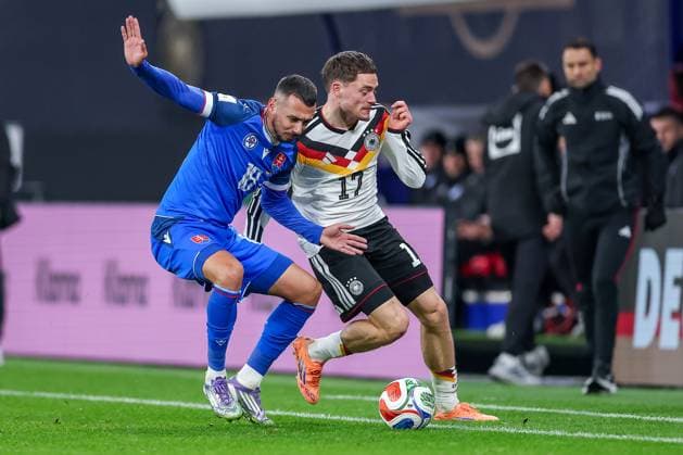 17.11.2025, Fußball, Länderspiel, WM-Qualifikation Europa, Deutschland - Slowakei, Red Bull Arena (Leipzig), 10. Spieltag, Saison 2025 2026: Ivan Schranz (SLK 18) im Zweikampf gegen Florian Wirtz (GER 17) Regulations prohibit any use of photographs as image sequences and or quasi-video. Sachsen Deutschland