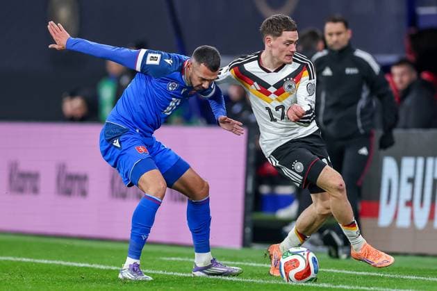 17.11.2025, Fußball, Länderspiel, WM-Qualifikation Europa, Deutschland - Slowakei, Red Bull Arena (Leipzig), 10. Spieltag, Saison 2025 2026: Ivan Schranz (SLK 18) im Zweikampf gegen Florian Wirtz (GER 17) Regulations prohibit any use of photographs as image sequences and or quasi-video. Sachsen Deutschland