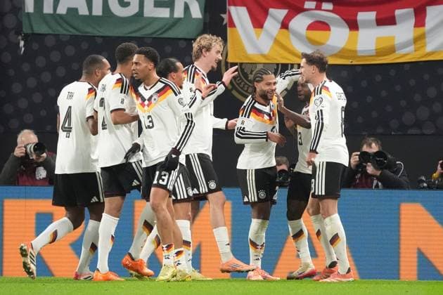 celebrate the goal, Torjubel zum 5:0 Ridle Baku (Deutschland Germany) mit Felix Nmecha (Deutschland Germany), Leon Goretzka (Deutschland Germany) - Leipzig 17.11.2025: Deutschland vs. Slowakei, WM-Qualifikation, 6. Spieltag