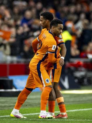 AMSTERDAM (l-r) Quinten Timber of the Netherlands, Jurrien Timber of the Netherlands during the World Cup qualifying match between the Netherlands and Lithuania at the Johan Cruijff ArenA on November 17, 2025, in Amsterdam, Netherlands. ANP KOEN VAN WEEL FIFA 2026 World Cup Qualifier 2025-2026 xVIxANPxSportx xxANPxIVx 542372616 originalFilename: 542372616.jpg
