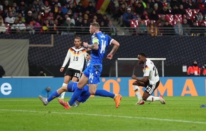 17.11.2025, xtgx, Fussball WM-Qualifikation 2026, Deutschland - Slowakei v.l. Ridle Baku (Deutsche Fussball Nationalmannschaft DFB), Adam Obert (Slowakei) Goal scored, erzielt das Tor zum. 5:0 (DFL DFB REGULATIONS PROHIBIT ANY USE OF PHOTOGRAPHS as IMAGE SEQUENCES and or QUASI-VIDEO) Leipzig