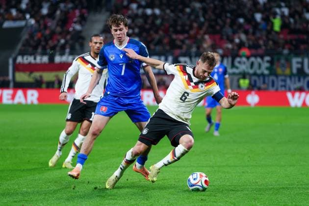 UEFA European Qualifiers - WM Qualifikation - 25 26 - Deutschland - Slowakei am 17.11.2025 in der Red Bull Arena in Leipzig Joshua Kimmich (Deutschland 6) im Zweikampf gegen Leo Sauer (Slowakei 7).