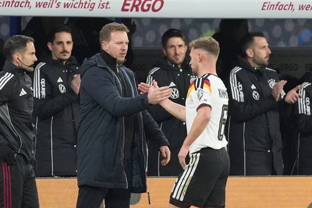 Joshua Kimmich (Deutschland Germany) klatscht mit Bundestrainer Julian Nagelsmann (Deutschland Germany) ab nach der Auswechslung - Leipzig 17.11.2025: Deutschland vs. Slowakei, WM-Qualifikation, 6. Spieltag