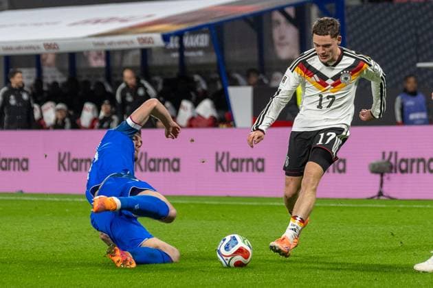 17.11.2025, Fussball: Laenderspiel, WM Qualifikation, Gruppe A, Saison 2025 2026, Deutschland - Slowakei in der Red Bull Arena in Leipzig. Zweikampf zwischen Milan Skriniar (Slowakei, 14) und Florian Wirtz (Nationalmannschaft Deutschland, 17). Wichtiger Hinweis: Gemaess den Vorgaben der FIFA bzw. der UEFA ist es untersagt, in dem Stadion und oder vom Spiel angefertigte Fotoaufnahmen in Form von Sequenzbildern und oder videoaehnlichen Fotostrecken zu verwerten bzw. verwerten zu lassen. Foto: Kirchner-Media TH Copyright: xKirchner-Media THx