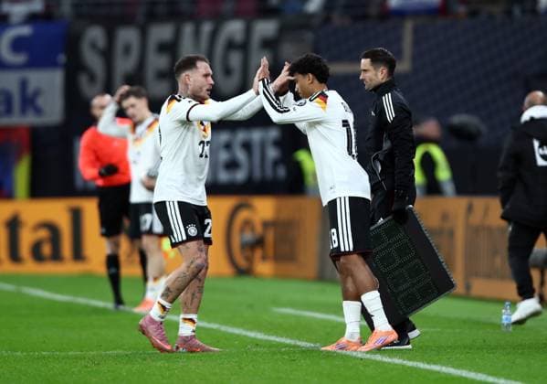 17.11.2025, xtgx, Fussball WM-Qualifikation 2026, Deutschland - Slowakei v.l. JDavid Raum (Deutsche Fussball Nationalmannschaft DFB), Nathaniel Brown (Deutsche Fussball Nationalmannschaft DFB) Auswechslung Einwechslung (DFL DFB REGULATIONS PROHIBIT ANY USE OF PHOTOGRAPHS as IMAGE SEQUENCES and or QUASI-VIDEO) Leipzig