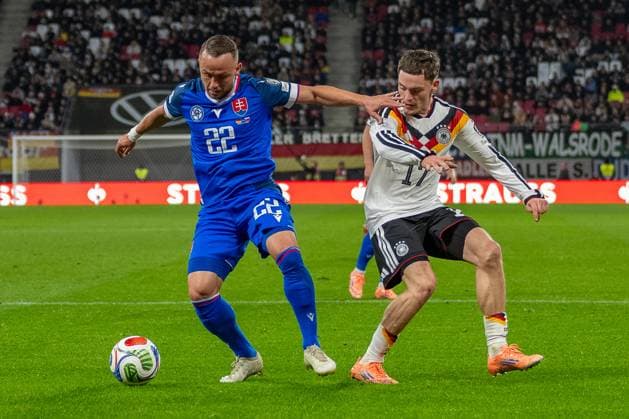 17.11.2025, Fussball: Laenderspiel, WM Qualifikation, Gruppe A, Saison 2025 2026, Deutschland - Slowakei in der Red Bull Arena in Leipzig. Zweikampf zwischen Stanislav Lobotka (Slowakei, 22) und Florian Wirtz (Nationalmannschaft Deutschland, 17). Wichtiger Hinweis: Gemaess den Vorgaben der FIFA bzw. der UEFA ist es untersagt, in dem Stadion und oder vom Spiel angefertigte Fotoaufnahmen in Form von Sequenzbildern und oder videoaehnlichen Fotostrecken zu verwerten bzw. verwerten zu lassen. Foto: Kirchner-Media TH Copyright: xKirchner-Media THx