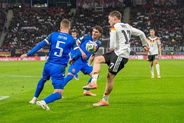 17.11.2025, Fussball: Laenderspiel, WM Qualifikation, Gruppe A, Saison 2025 2026, Deutschland - Slowakei in der Red Bull Arena in Leipzig. Zweikampf zwischen Lubomir Satka (Slowakei, 05) und Florian Wirtz (Nationalmannschaft Deutschland, 17). Wichtiger Hinweis: Gemaess den Vorgaben der FIFA bzw. der UEFA ist es untersagt, in dem Stadion und oder vom Spiel angefertigte Fotoaufnahmen in Form von Sequenzbildern und oder videoaehnlichen Fotostrecken zu verwerten bzw. verwerten zu lassen. Foto: Kirchner-Media TH Copyright: xKirchner-Media THx
