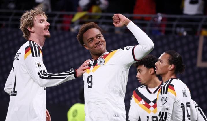 Leipzig, 17.11.2025, Red Bull Arena, Fussball, WM Qualifikation , BR Deutschland vs. Slowakei , Im Bild; Tor für Deutschland. Assan Ouedraogo ( 9, DEU) trifft zum 6:0 und jubelt mit den Teamkollegen Nick Woltemade 11, DEU). ,